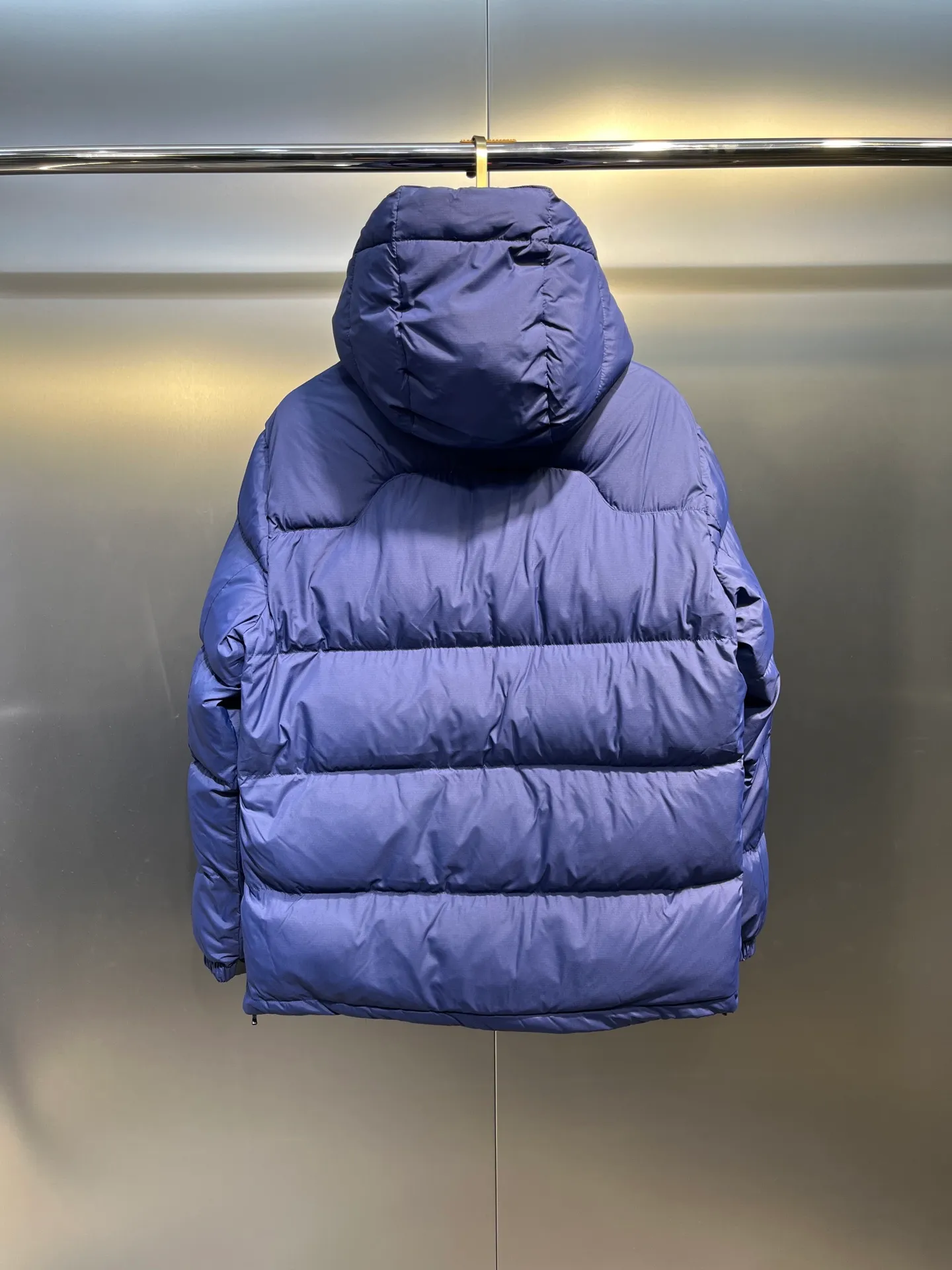 P980 Ralph Lauren polo unisex matte down jacket. Ralph is going crazy this year. The upper body fabric of major internet celebrities has a double-layer shin feel, which is full of weight! It's not as heavy as a regular jacket, and the ordinary cotton material feels really different. This one is super comfortable, soft and stylish, and has a green plaid interior that has a retro movie fashion feel! ✅Original custom-made 40D plaid four-level waterproof fabric, waterproof and anti-static fabric, exclusively using the original single-layer fabric method. The use of single-layer fabric has tested that the fabric and down must meet the standards to prevent velvet running, and ensure the feel and bulkiness. The interior is made of nylon double-layer sealing design, which will not cause any velvet running phenomenon. The adjustable hem with built-in drawstring buckle can prevent wind and cold. ✅ Silhouette jacket The upper body shape is super good, and the LOGO design on the chest is prominent. It is a style highly recommended by foreign bloggers. ✅Original original data layout, coordinated, loose, warm, fashionable, real original internal data, tolerant version. ✅Imported Behringer embroidery machine, custom-made 10,000-needle electric embroidery, using imported No. 7 needles, imported embroidery thread, ensuring that each word is full, three-dimensional and clear, and can be called the most expensive embroidery logo. ✅It is filled with national standard 80% white duck down, which has better thermal insulation performance, is light and not heavy, and has good fluff recovery after compression! ✅RDS certified high-quality 700 high fluffy white duck down filling ✅The zipper is customized from the Yoshida RL factory, with clear engravings and perfect and smooth texture ✅Accessories and buttons are all developed using the original version The fit is loose but not baggy. The size is just right and not picky. The dropped shoulder design modifies the shoulders without making them look bulky. This silhouette is a style that will never go out of style. The upper body is also very durable and recognizable. The loose and reasonable fit can be worn by both men and women. It is easy to create a clean and refreshing youthful look. Size: S M L XL XXL